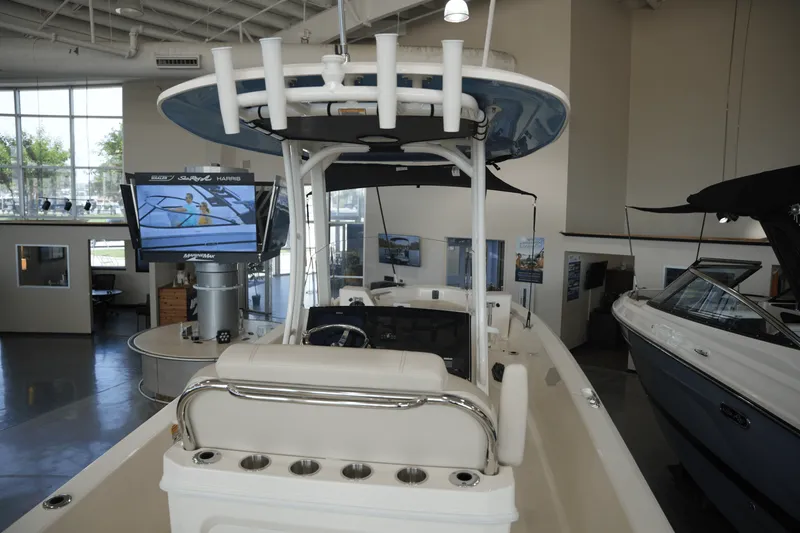 Slide: The Image of Boston Whaler 250 Dauntless 2025 - 11
