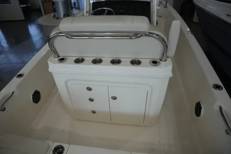 Slide: The Image of Boston Whaler 250 Dauntless 2025 - 13