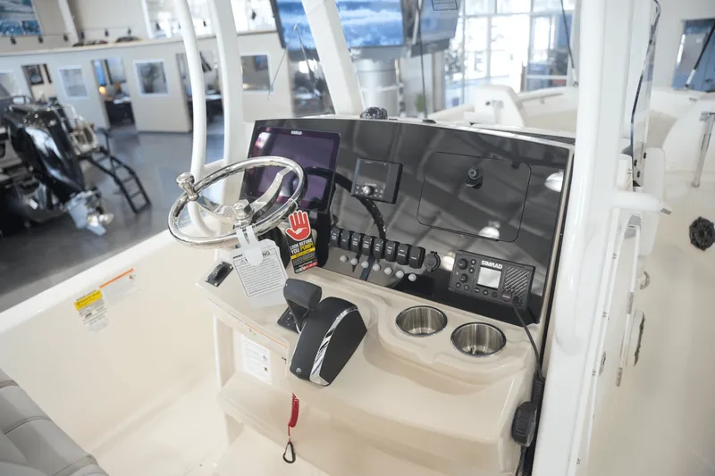 Slide: The Image of Boston Whaler 250 Dauntless 2025 - 15