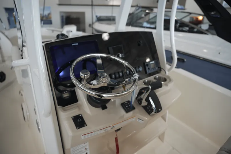 Slide: The Image of Boston Whaler 250 Dauntless 2025 - 16