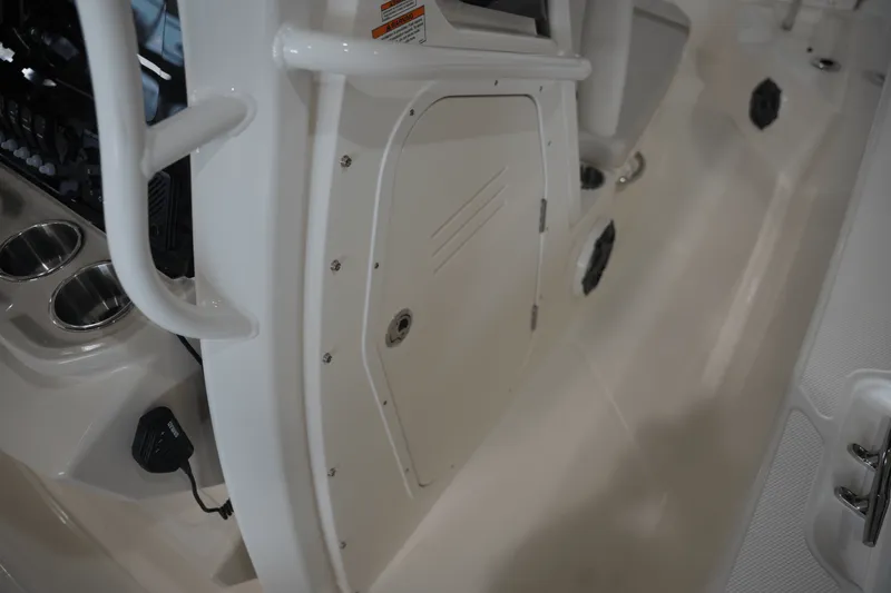 Slide: The Image of Boston Whaler 250 Dauntless 2025 - 17