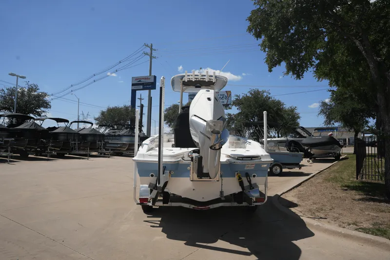 Slide: The Image of Boston Whaler 250 Dauntless 2025 - 3