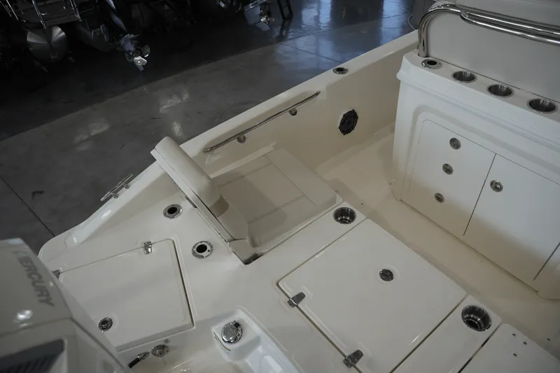 Slide: The Image of Boston Whaler 250 Dauntless 2025 - 8