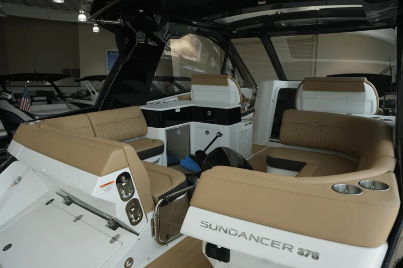 Slide: The Image of Sea Ray Sundancer 370 2025 - 10