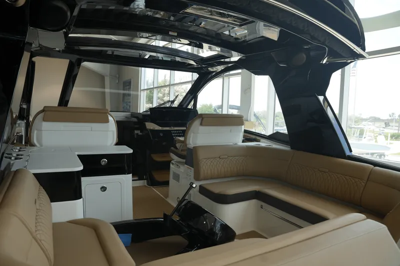 Slide: The Image of Sea Ray Sundancer 370 2025 - 11