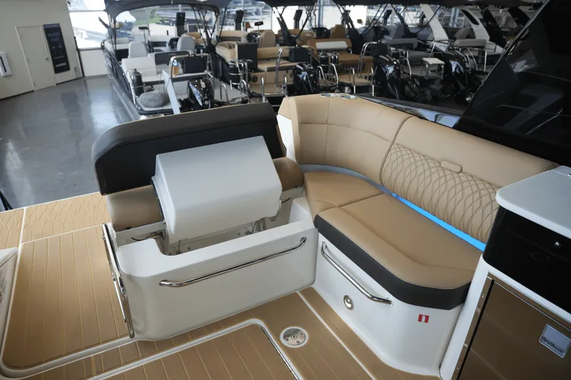 Slide: The Image of Sea Ray Sundancer 370 2025 - 13