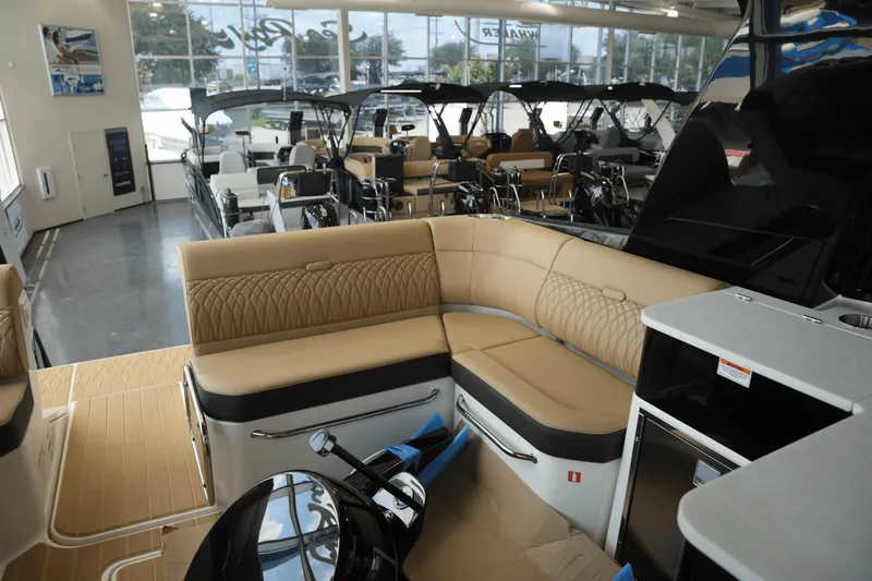 Slide: The Image of Sea Ray Sundancer 370 2025 - 14