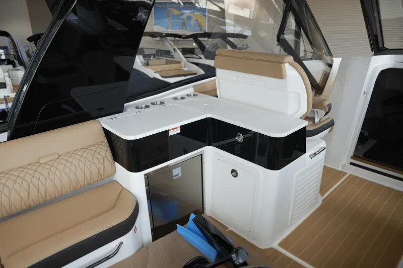 Slide: The Image of Sea Ray Sundancer 370 2025 - 16