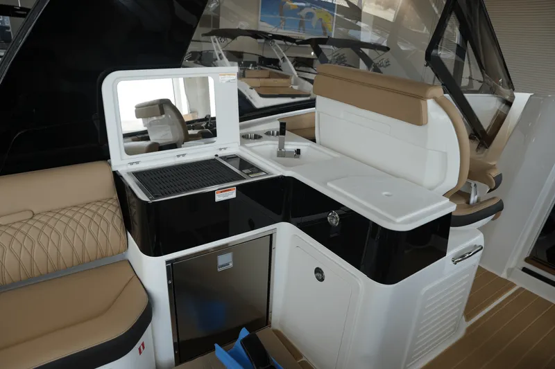 Slide: The Image of Sea Ray Sundancer 370 2025 - 17