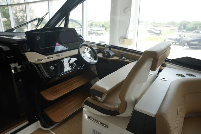 Slide: The Image of Sea Ray Sundancer 370 2025 - 18