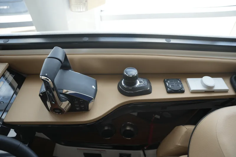 Slide: The Image of Sea Ray Sundancer 370 2025 - 22