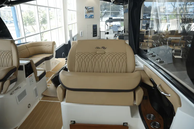 Slide: The Image of Sea Ray Sundancer 370 2025 - 24