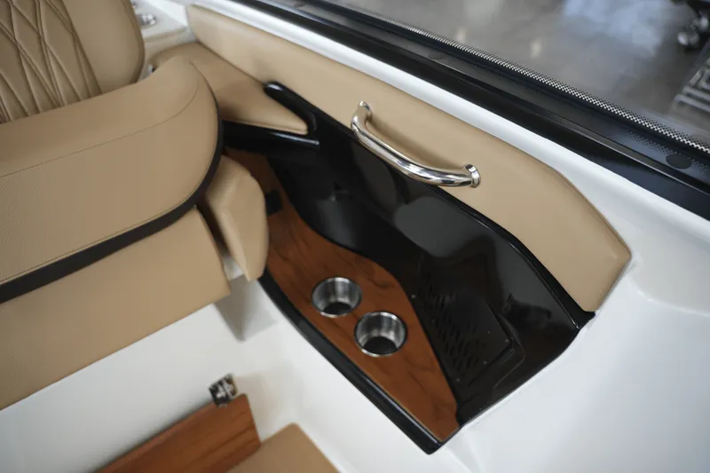 Slide: The Image of Sea Ray Sundancer 370 2025 - 25