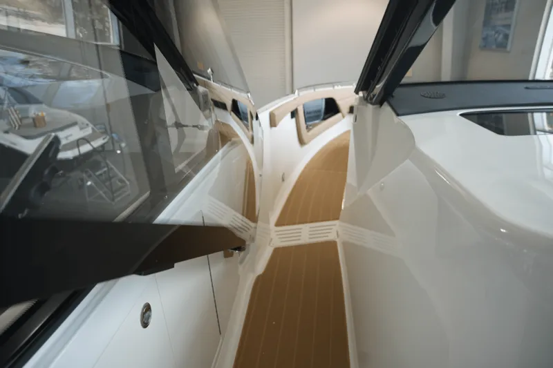 Slide: The Image of Sea Ray Sundancer 370 2025 - 26