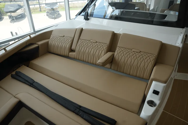 Slide: The Image of Sea Ray Sundancer 370 2025 - 28