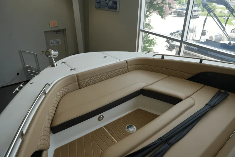 Slide: The Image of Sea Ray Sundancer 370 2025 - 29