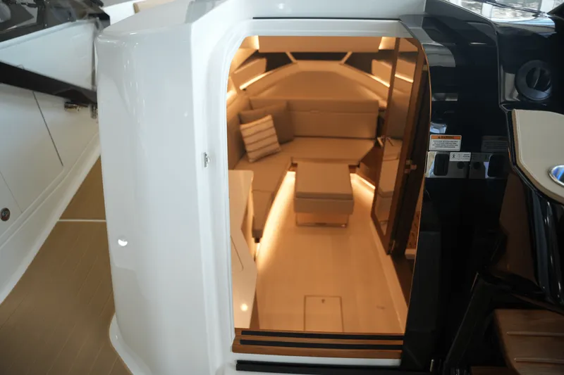 Slide: The Image of Sea Ray Sundancer 370 2025 - 30