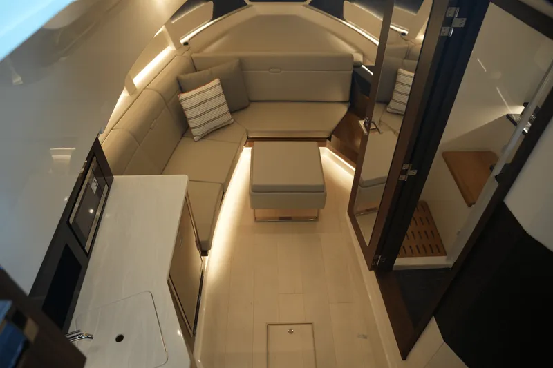 Slide: The Image of Sea Ray Sundancer 370 2025 - 31