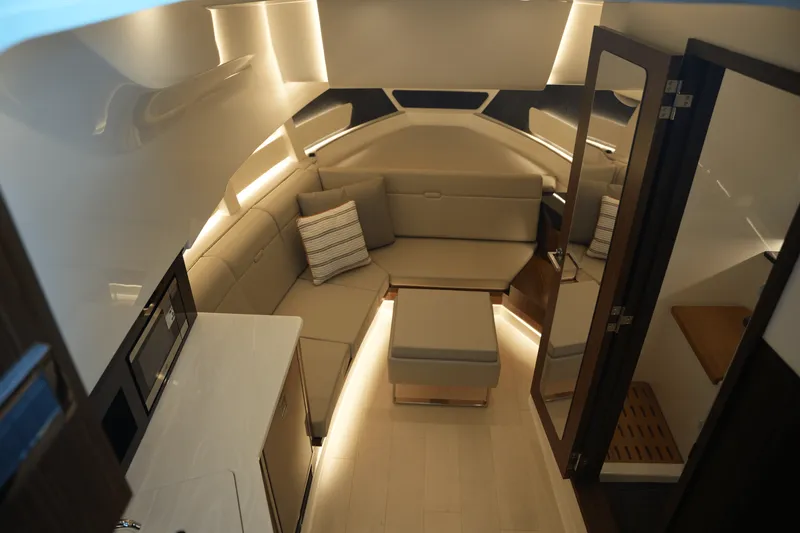 Slide: The Image of Sea Ray Sundancer 370 2025 - 32