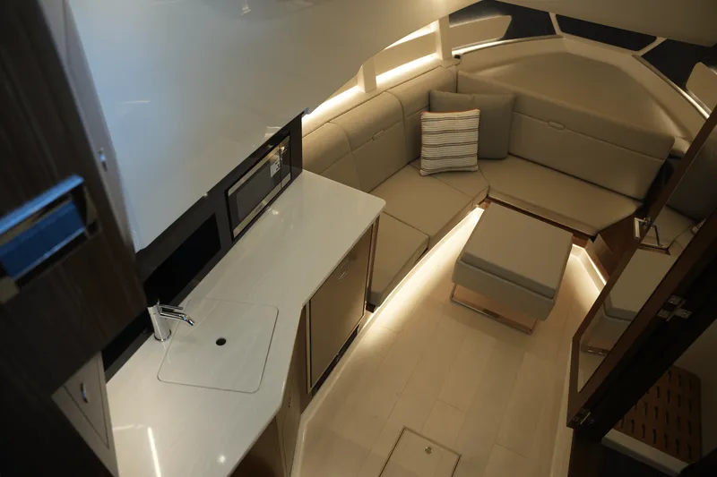 Slide: The Image of Sea Ray Sundancer 370 2025 - 33