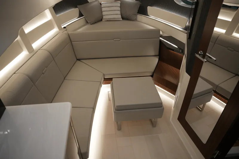 Slide: The Image of Sea Ray Sundancer 370 2025 - 34