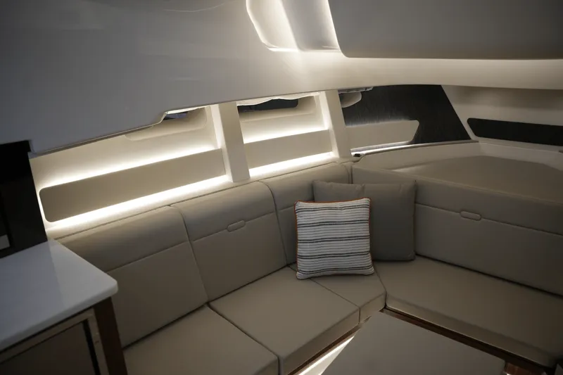 Slide: The Image of Sea Ray Sundancer 370 2025 - 35