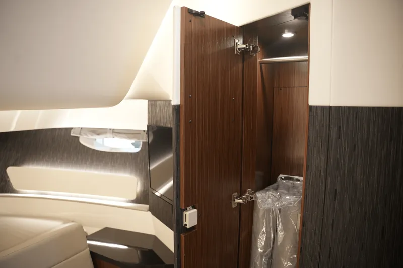 Slide: The Image of Sea Ray Sundancer 370 2025 - 38