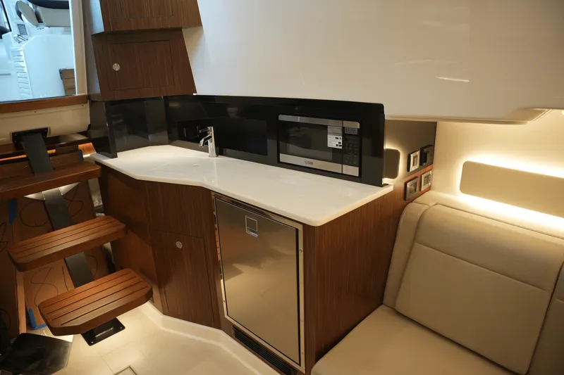 Slide: The Image of Sea Ray Sundancer 370 2025 - 39