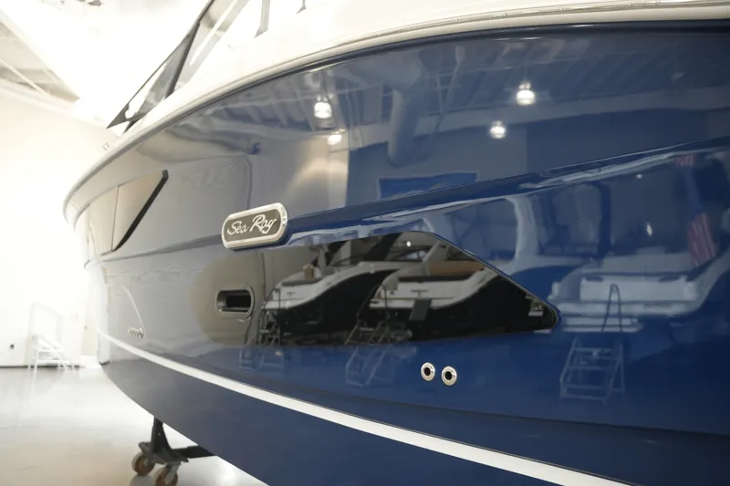 Slide: The Image of Sea Ray Sundancer 370 2025 - 4