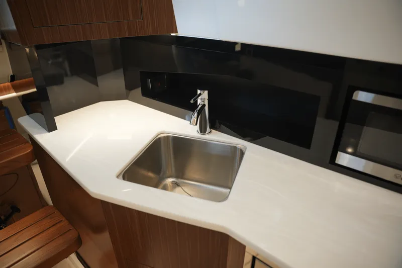 Slide: The Image of Sea Ray Sundancer 370 2025 - 40