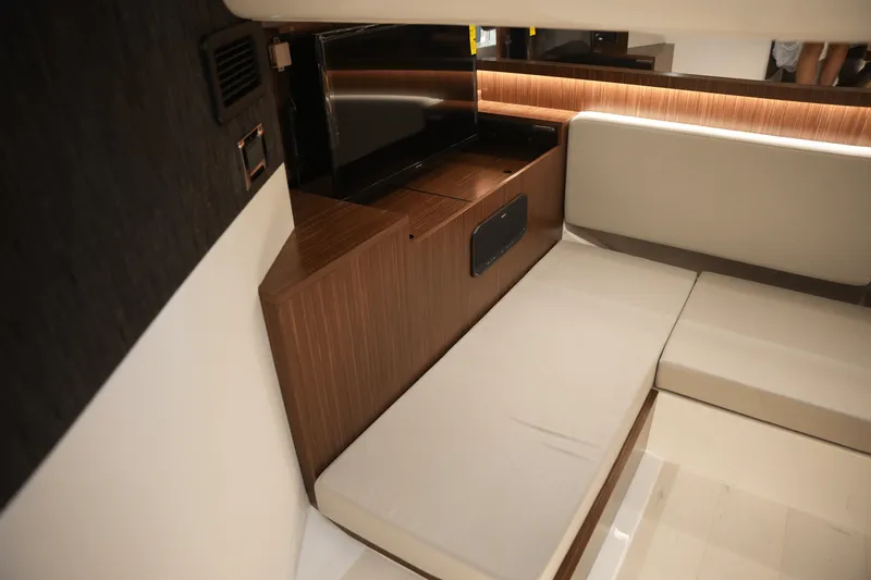 Slide: The Image of Sea Ray Sundancer 370 2025 - 42