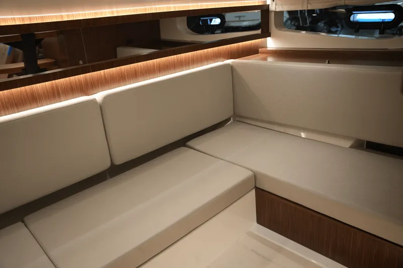 Slide: The Image of Sea Ray Sundancer 370 2025 - 43