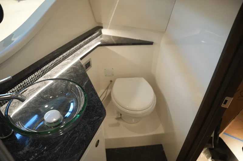 Slide: The Image of Sea Ray Sundancer 370 2025 - 47