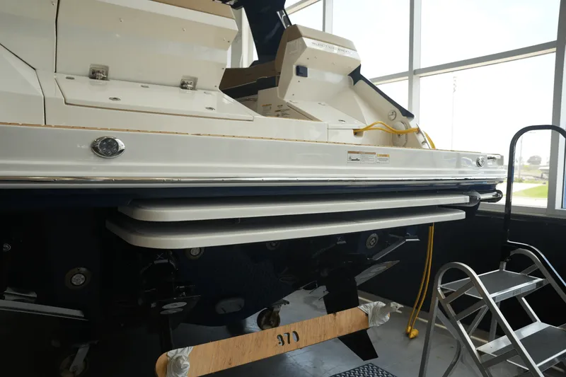 Slide: The Image of Sea Ray Sundancer 370 2025 - 5