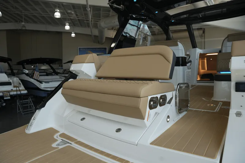 Slide: The Image of Sea Ray Sundancer 370 2025 - 8
