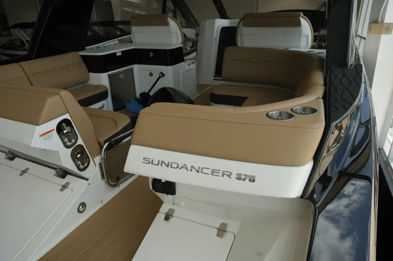 Slide: The Image of Sea Ray Sundancer 370 2025 - 9