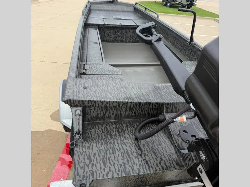 Slide: The Image of Gator-Tail 17/50 Mid-Deck Savage 2026 - 11