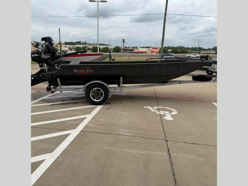 Slide: The Image of Gator-Tail 17/50 Mid-Deck Savage 2026 - 4
