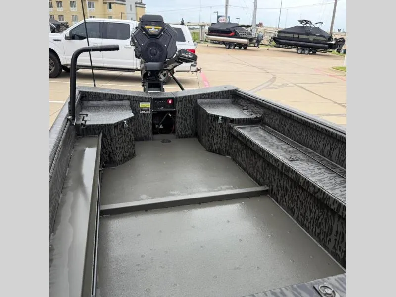 Slide: The Image of Gator-Tail 17/50 Mid-Deck Savage 2026 - 9