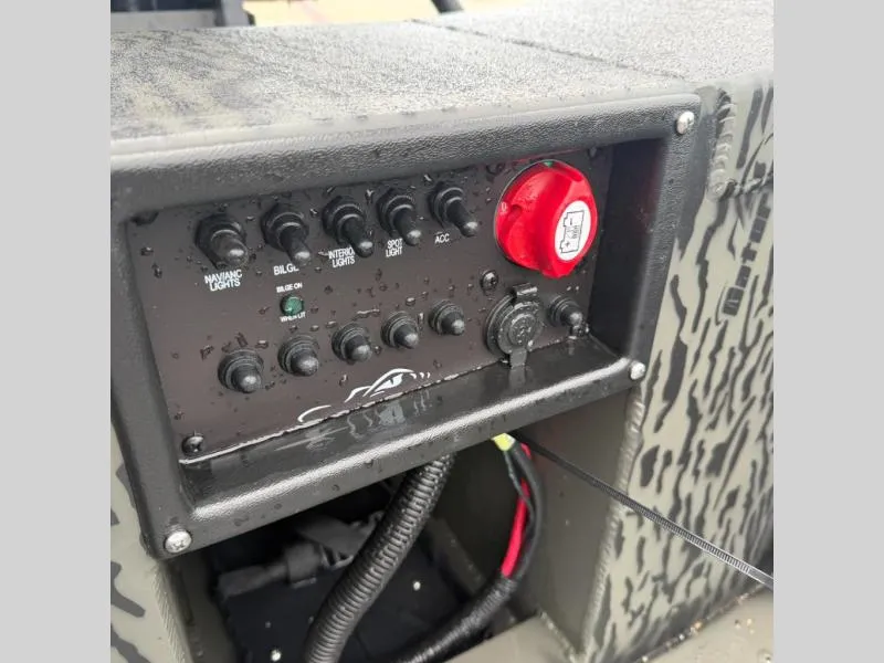 Slide: The Image of Gator-Tail 17/50 Mid-Deck Savage 2026 - 10