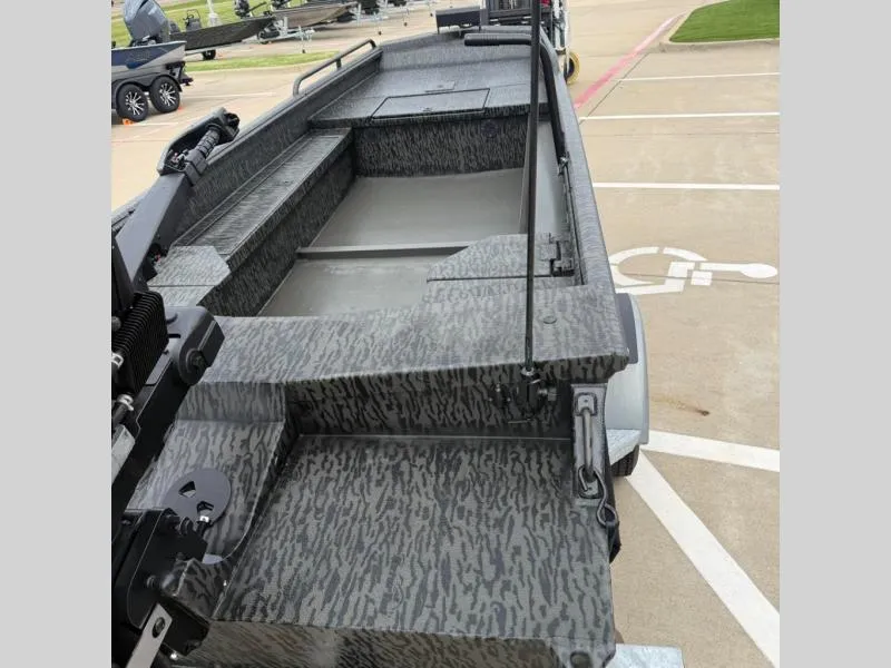 Slide: The Image of Gator-Tail 17/50 Mid-Deck Savage 2026 - 12