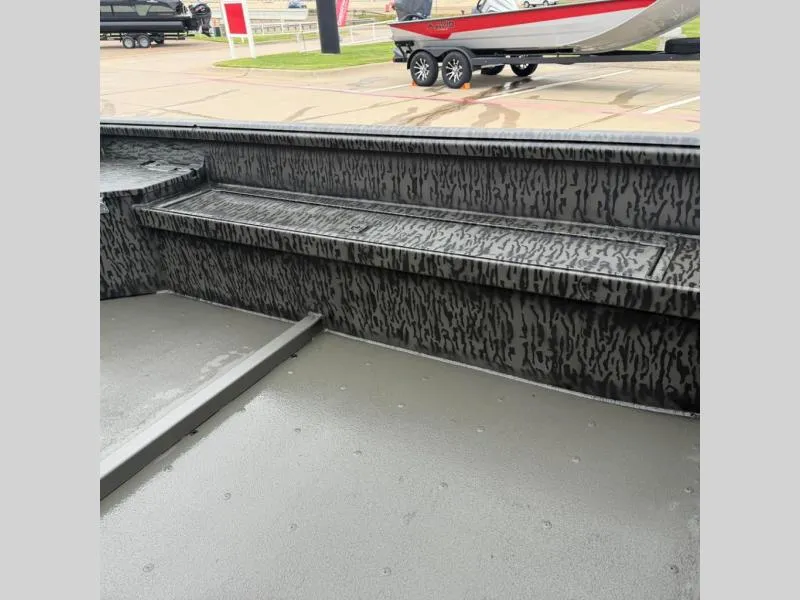 Slide: The Image of Gator-Tail 17/50 Mid-Deck Savage 2026 - 8