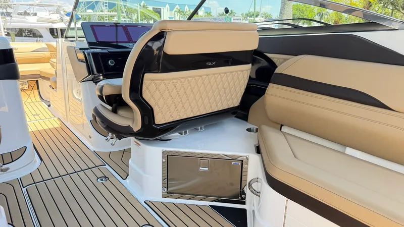 Slide: The Image of Sea Ray 280 SXO 2025 - 18
