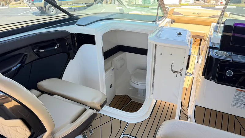Slide: The Image of Sea Ray 280 SXO 2025 - 26