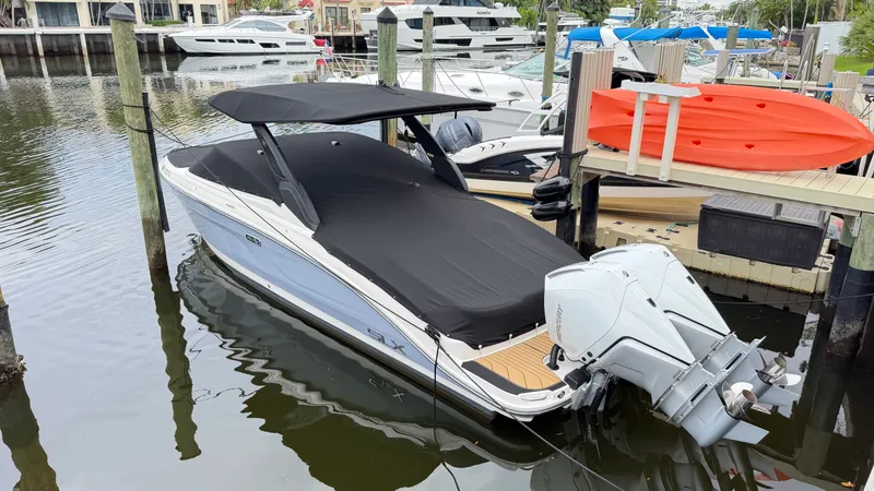 Slide: The Image of Sea Ray 280 SXO 2025 - 2