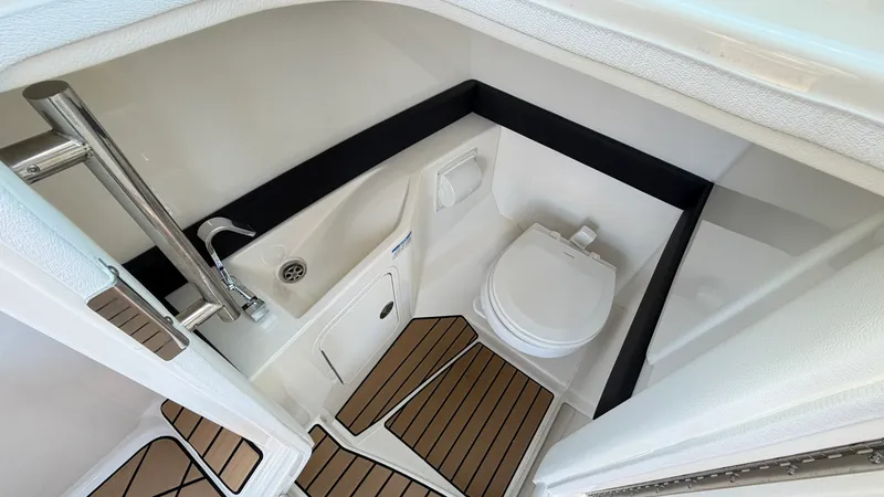 Slide: The Image of Sea Ray 280 SXO 2025 - 27