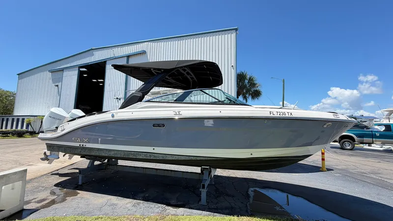 Slide: The Image of Sea Ray 280 SXO 2025 - 4