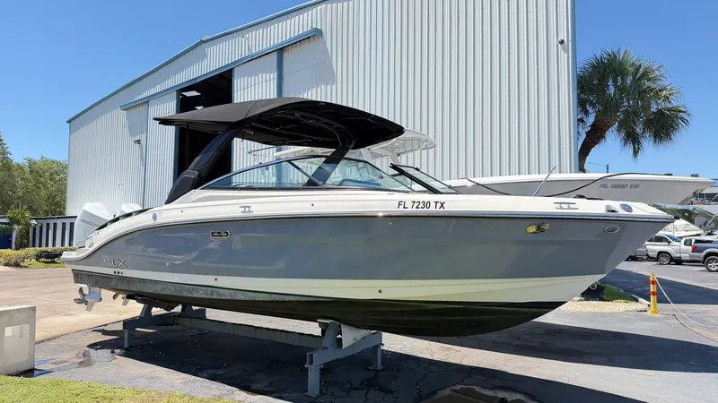 Slide: The Image of Sea Ray 280 SXO 2025 - 3