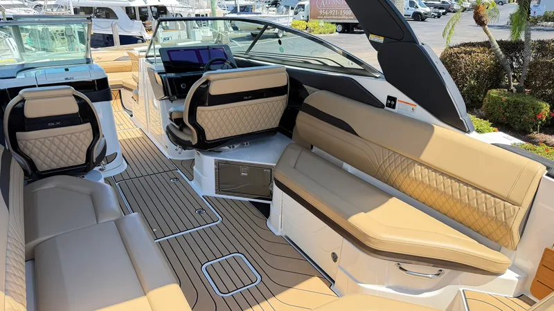 Slide: The Image of Sea Ray 280 SXO 2025 - 17