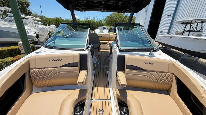 Slide: The Image of Sea Ray 280 SXO 2025 - 29